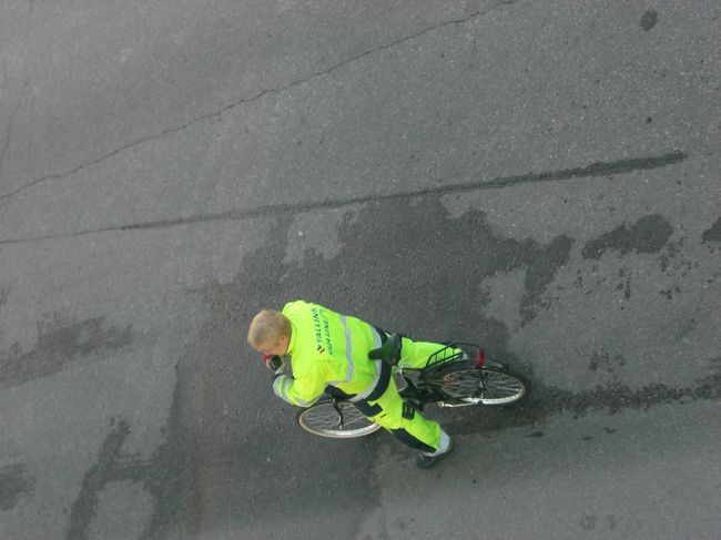 ヘルシンキの海の男も自転車で移動。<br /><br />蛍光イエローがまぶしい☆