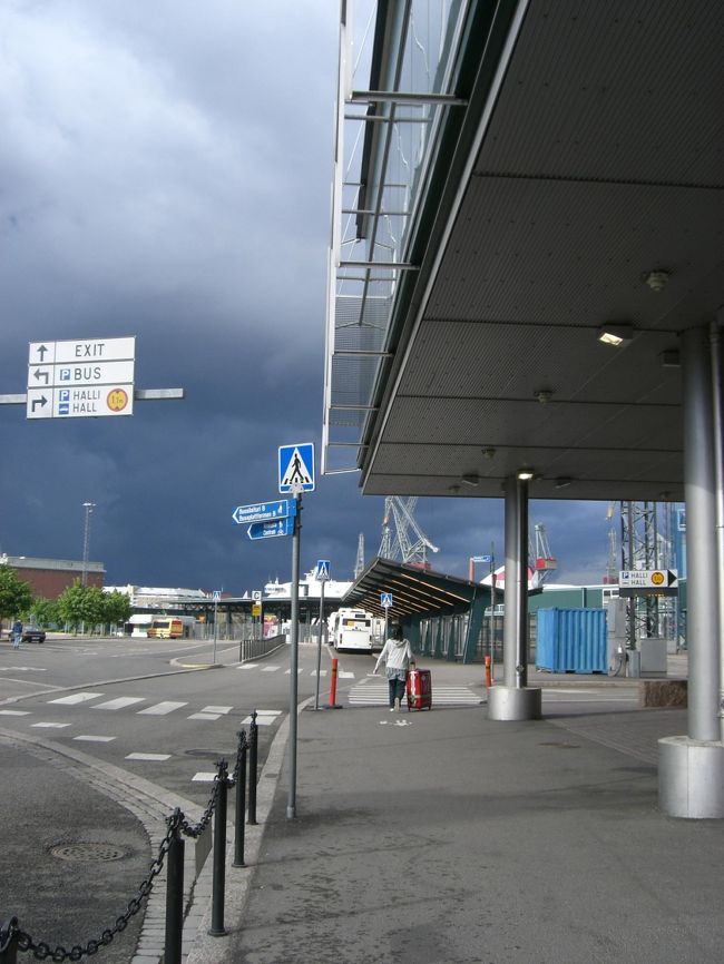 建物の中にあった券売機にて、<br />バスのチケットを購入。<br />とりあえず２ユーロのを買ってみた。<br /><br />建物を出ると、見えるところにバスが！