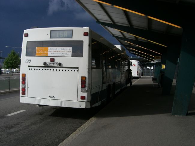 １５Ａのバスで中央駅に向かいます。