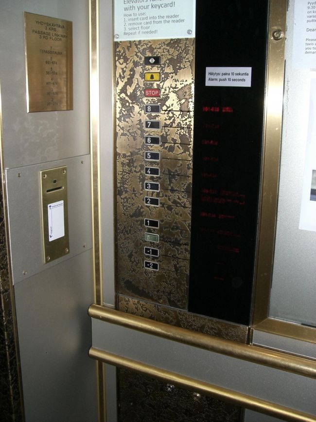 エレベーターの操作にはルームキーが必要です。<br />部屋のドアのように、白い所にカードを通して、<br />それから行きたい階のボタンを押します！<br /><br />安心！<br />でも、相方を部屋に残してちょっと外に。<br />って時も、絶対カードを持っていかないといけない。<br />ただ、エレベーターに先に乗った人が<br />カードを指してくれると、<br />その後はボタン押し放題。<br />それって、セキュリティーがしっかりしているのか、<br />ただ面倒臭いだけなのか・・・。