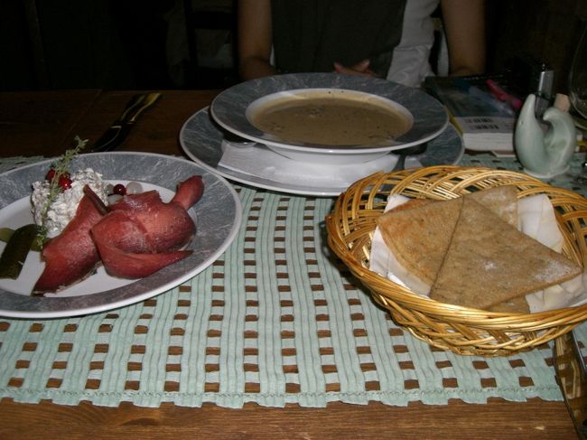 薄燻製トナカイのスライス１８．５ユーロ<br />キノコスープ１１．５ユーロ<br /><br />エストニアに続き、キノコスープが口に合います☆<br />トナカイも意外と大丈夫！<br /><br />日本語メニューあります！