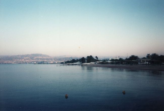 アカバの街と海。アカバ湾に面したアカバは映画アラビアのロレンスで描かれていたよりもずっと広かった。<br />オスロ合意後だったものの、このときはまだイスラエルとの平和条約締結前だったのでエイラットとの緩衝地帯付近には近づくこともできなかった。<br />グラスボートに乗ったけどホントにきれいな海でした。