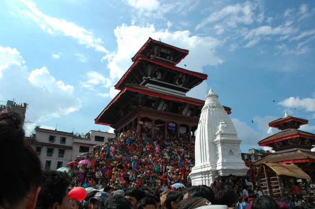 カトマンズ市の中心でもある「ダルバール広場」。ダルバールというのは「宮廷」という意味を持つそうですが、この日9月14日は年に一度のお祭り「インドラ・ジャトラ」が開催されるとあって、宮廷内は、ヒトヒトヒトの大渋滞。この「インドラ・ジャトラ」は、神々の王「インドラ」を迎え入れるお祭りで、8日間にわたりダルバール広場に松の木を立てて、お祝いをするのだとか。<br />とにかく、この広場にはカトマンズ中の人々が集まってきたかのような騒ぎになっていました。広場の中心「シヴァ寺院」は、17世紀末にバクタブル皇后によって立てられた由緒正しい寺院ですが、この日ばかりは早い者勝ちのＳシートになっていたようです。