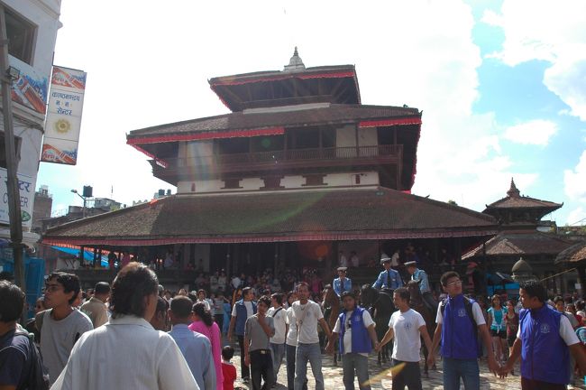 このお寺は、ネパール最古の建築物の一つ「カスタマンダブ寺院」。カトマンズの名前の由来にもなっています。12世紀ごろの建造と考えれられているそうです。900年前ですよ、900年前！信じられないです！<br />町全体が世界遺産になるはずです。