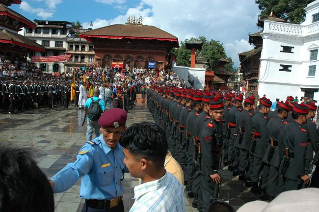 このダルバール広場にきて1時間くらいしたころでしょうか。警察官らしき人たちがいつの間にかやってきて、広場中の見物客をシッシッと追い払うように、入場制限をし始めました。せっかくいいところに陣取ったと思ったんですが・・・。あえなく退散。