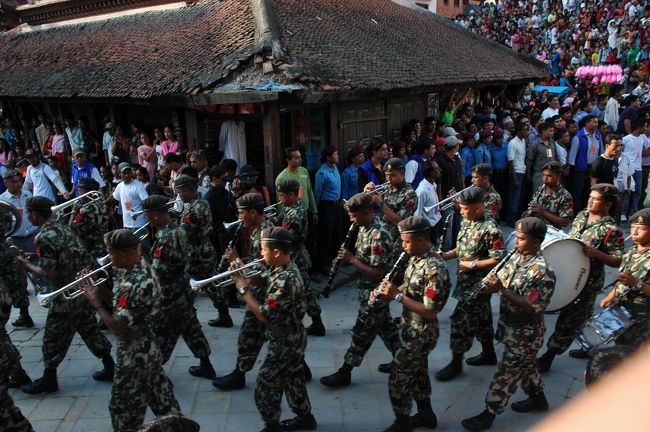 待つこと2時間くらいたったころ、いきなり遠くのほうで、太鼓や笛のような「お祭り楽器」がなり始めました。<br />見物客がなにやら騒ぎ始めましたが、こちとら何を言っているのかサッパリわからず。しかし、「もうすぐ祭りがはじまるぞ」的な雰囲気で盛り上がりは最高潮！