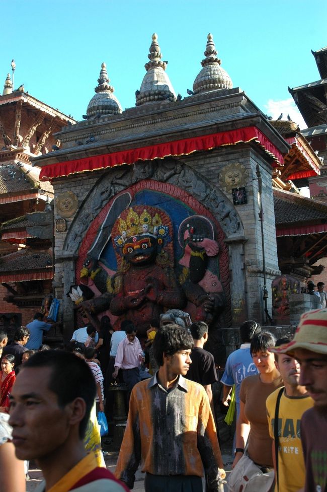 2時間待って、わけもわからぬままにお祭りが終わってしまいました。こちらはシヴァ神の化身で「カール・バイラブ」という恐怖の神。この神の前でウソをつくとその場で死んでしまうという言い伝えがあり、かつては容疑者をこの目に連れてきて白状させたのだとか。