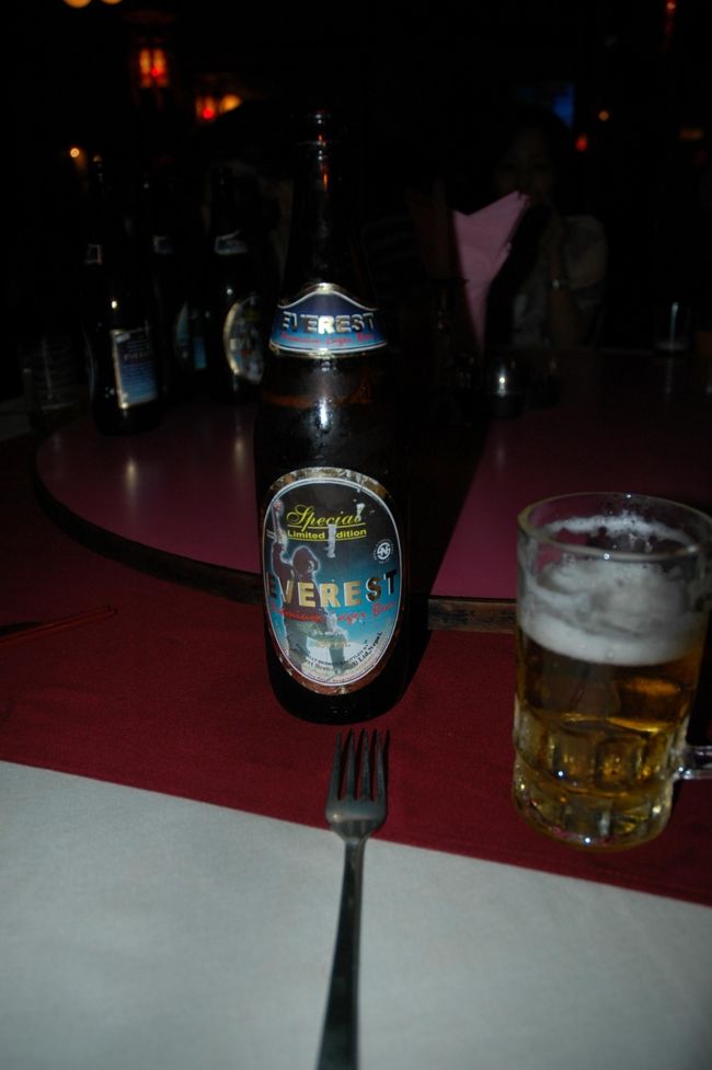 あっという間のネパール旅行。今夜が最後の晩餐です。<br />というわけで、ディナーは、ちと豪勢にいきましょう！という事になり、ホテル近くの中華料理屋に出撃。<br />さっそく頼んだビールがその名も「エベレストビール」。<br />たまりませんねぇ。とりあえず世界最高峰の味がします！？。<br />真面目にいうと、かなりすっきりしたバドワイザーのような感じでした。<br />おもわずお土産に大瓶1本を買ってしまいました。
