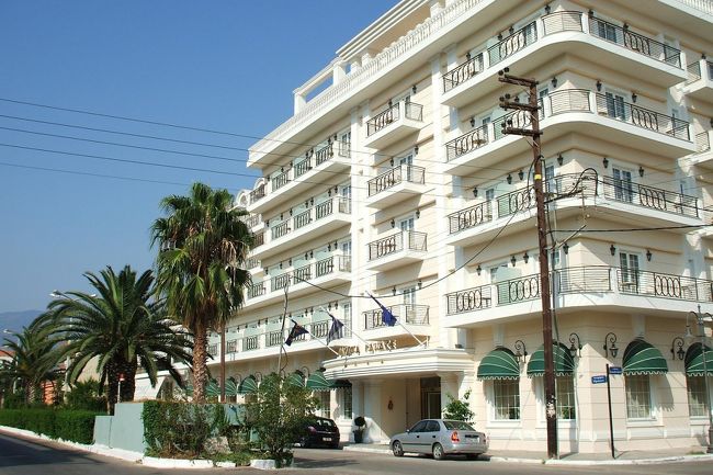 カランバカから４時間ほどかけて、デルフィ近郊にある小さな港町「イテア」のホテル「ナフシカ」（写真）に到着。ここはコリンティアコス湾に面する港町であり、ビーチもあるという。