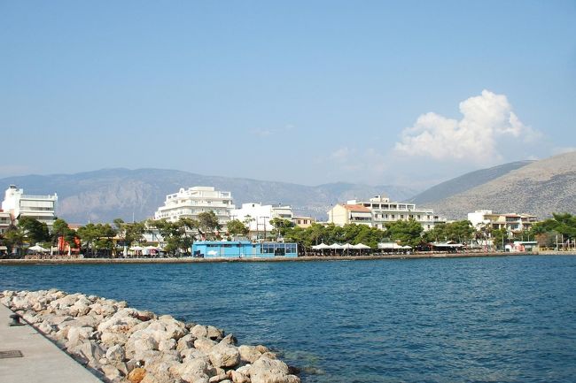 港の周辺にはショップやレストランが沢山あり、田舎のビーチリゾートのような感じである。写真中央の白い建物が我々のホテル「ナフシカ」。