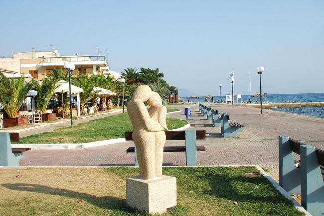 しばらく歩いていくと素敵なモニュメント（写真）に出会った。グリーンの芝生の左側はショップ・レストラン、右側は青い海。絵になる風景。