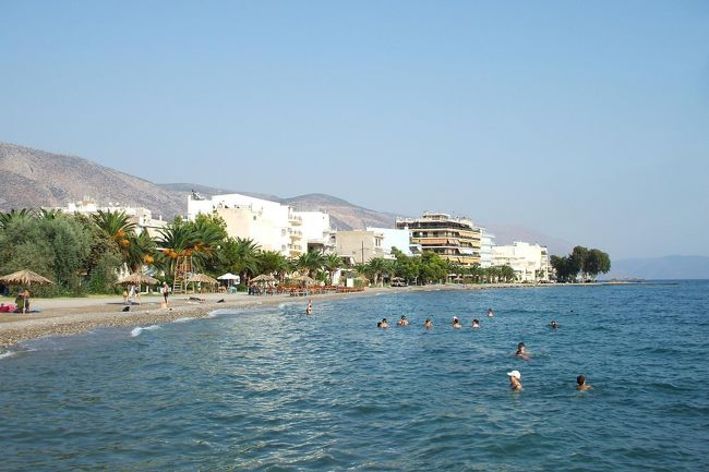 そして、砂浜のビーチ（写真）に至る。今日は8月26日の火曜日。泳いでいる人は少なく、ビーチも閑散としている。ベンチに腰かけ、のどかな地元のビーチの雰囲気を楽しむ。