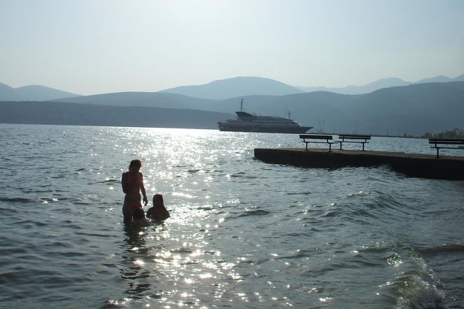 水着を持参して散歩に出るべきだったと後悔する。泳げるビーチはホテルから遠く、水着を取りに帰る時間はない。泳ぐかわりにまわりの景色を楽しむことにする。夏のギリシャの日暮れは遅い。夕方７時頃でも太陽が高い。素晴らしいビーチの夕暮れ（写真）