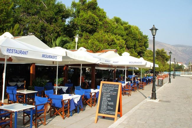 クルーズターミナルから南の方向へ歩いていくと、ビーチ沿いに沢山のレストラン（写真）がオープンしており、気分も盛り上がってくる。