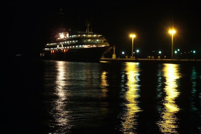 食後は再び港に出かけ、夜のクルーズターミナル周辺（写真）を散歩する。ビーチサイドのレストランには沢山の人が入っており、夏の夜長を楽しんでいる。若ければ私もここで遊んでいくところであるが、疲れたので早めにホテルに帰って寝る。