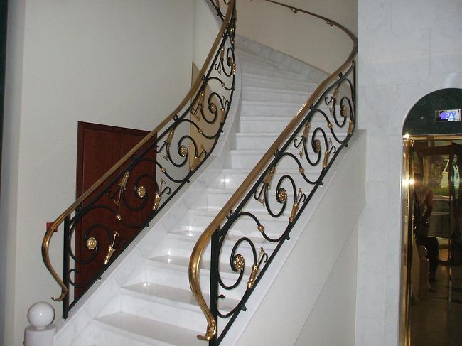 JTBホテルグレードはＢであるが、なかなか良いホテルのようである。玄関、廊下、壁、階段、すべて純白な大理石（写真）で高級感がある。<br />