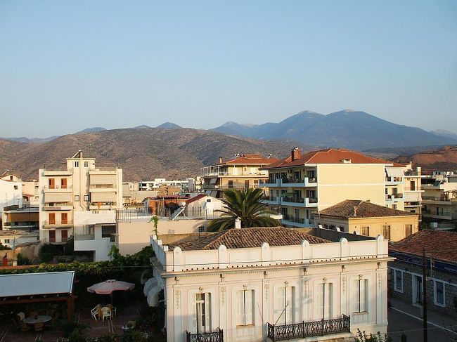 目覚めの朝。バルコニーに出てみると今日も快晴。全くギリシャの夏の天気はすごい。毎日快晴で、雲さえ出来ない。年間300日以上快晴だという。写真：客室のバルコニーからの眺め