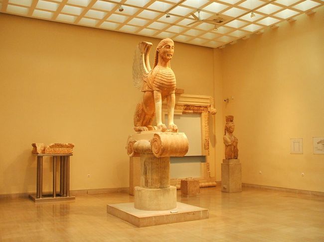 参拝者から神託のお礼として奉納物や祈願料を受け取り、デルフィは大いに繁栄する。デルフィ遺跡見学の前にデルフィ博物館に入ってデルフィの勉強をする。写真：ナクソス島の人々によって奉納された有翼のスフィンクス（デルフィ博物館所蔵）