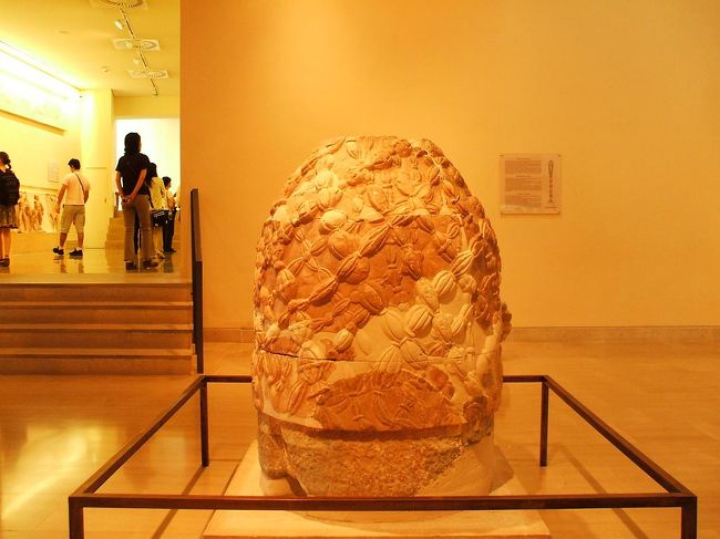 「大地のへそ」の頭部（写真）デルフィ博物館所蔵
