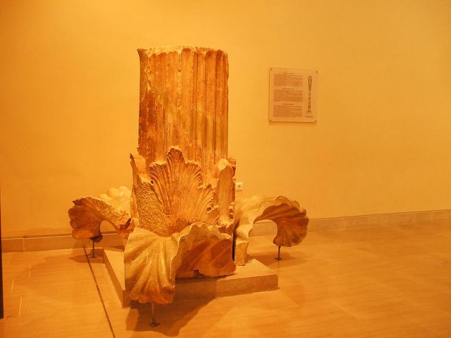 「大地のへそ」の下部（写真）デルフィ博物館所蔵 