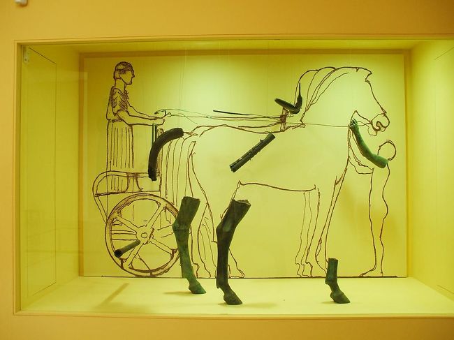 「御者の像」の復元図（写真）