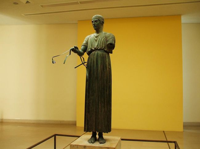 青銅製の「御者の像」（写真）は、紀元前478年頃の古典時代における傑作のひとつで、このデルフィ博物館の代表作。<br />