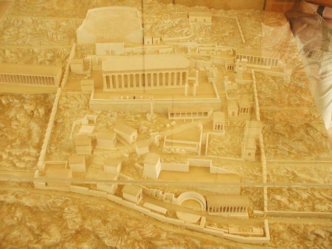 デルフィ博物館で一通りお勉強してから、実際の遺跡見学に出かける。それにしても、古代ギリシャを理解するためにはギリシャ神話の知識が不可欠。勉強不足を後悔する。デルフィ遺跡の全体図（写真）