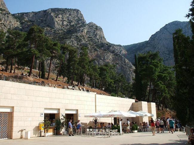 日経スペシャル番組「ガイアの夜明け」。役所広司がナビゲータ役をする異色の経済ドキュメンタリーである。このガイアとはギリシャ神話に登場する大地の女神。写真：デルフィ博物館のショップ・カフェテリア。この上方の山の斜面に遺跡がある。