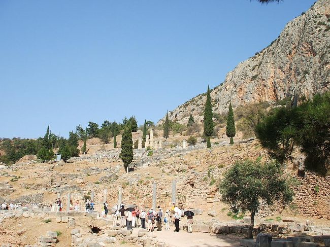 アポロンは予言、牧羊、音楽、弓矢等の神であり、ギリシャ古典時代の理想の青年像と考えられていた。写真：入り口付近の参道からのデルフィ遺跡全景