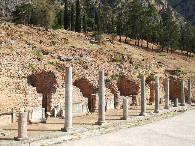 参道の両側にはアポロンの神託のお礼として献上した宝庫や奉納記念碑が建ち並んでいる。現代風に解釈すれば、首都に集まる各国の銀行ということか。
