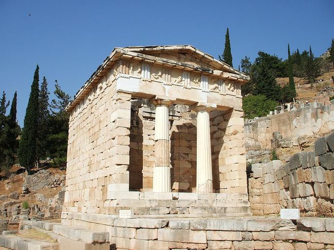 その中でも、フランスの考古学会が再建した「アテネ人の宝庫」（写真）は見事である。これは、アテネがマラトンの戦いでペルシャ軍に勝利した感謝のしるしとして、アポロンに捧げた宝庫という。