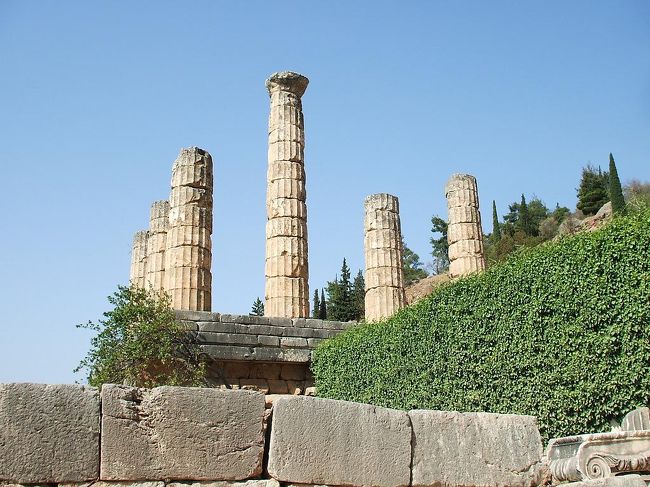 いよいよデルフィ遺跡の中心「アポロン神殿」（写真）に至る。アポロン神殿が最初に建てられたのは紀元前７世紀頃であるが、その後、火災や地震にあい、現存するものは紀元前370頃の神殿である。