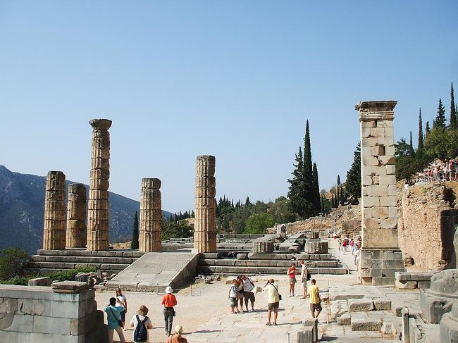 再建されたアポロン神殿（写真）はドリア様式の周柱型の神殿で、正面と背面に各６本、各側面に15本の円柱が立っていたという。神殿の長さ60ｍ、幅23ｍ。