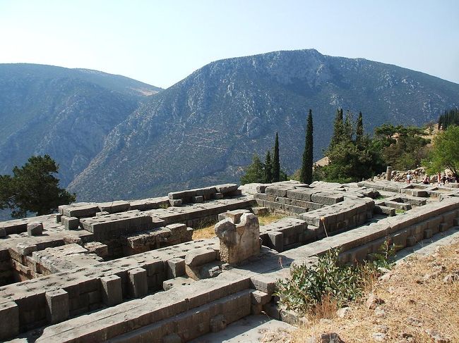 アポロン神殿の中（写真）に「大地のへそ（オンファロス）」が設置され、その前で神託が行われた。古代世界の中心「デルフィ」の最も聖なる場所に今私はいる。しかし、それ程感動はなく、かなり疲れてきた。