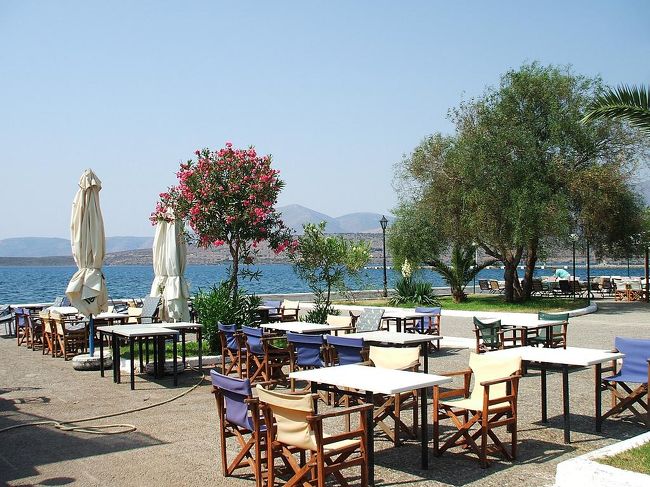 スカラレストランの前は海（写真）。レストランはテントとテーブルだけでエアコンなし。昼頃になると強烈な太陽が差してきて日陰でも暑くなる。エアコンの入った大型バスはありがたい。昼食後はペロポネソス半島へ渡り「オリンピア」に向かう。