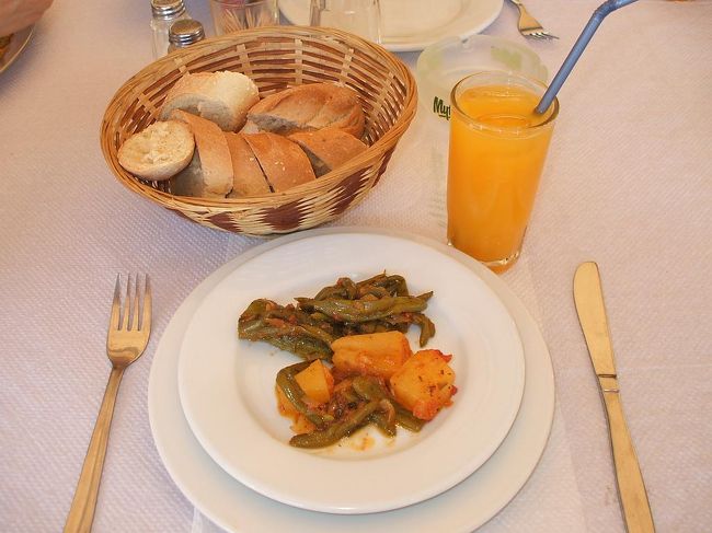 前菜は野菜（インゲン、ズッキーニ、ジャガイモ）の炒めもの（写真）。トマトベースでまずまずの味。