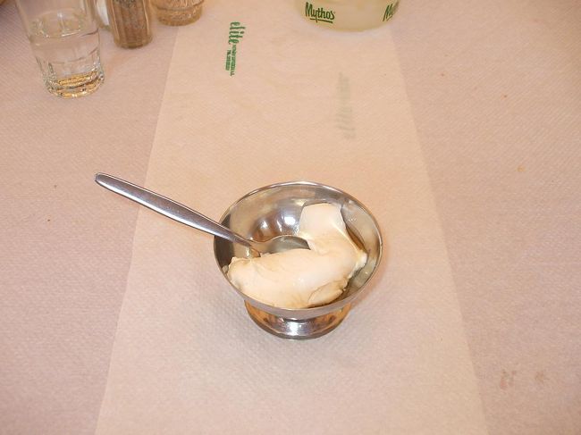 デザートは「ハチミツ・ヨーグルト」（写真）固めのヨーグルトに甘いハチミツをたっぷりかけて食べる。うまい。