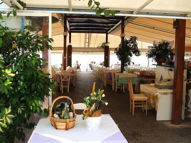 午前中デルフィ遺跡見学をした跡、港町イテアにもどってきて、ビーチに面したレストラン「スカラ」（写真）でランチをとる。これで一息つける。