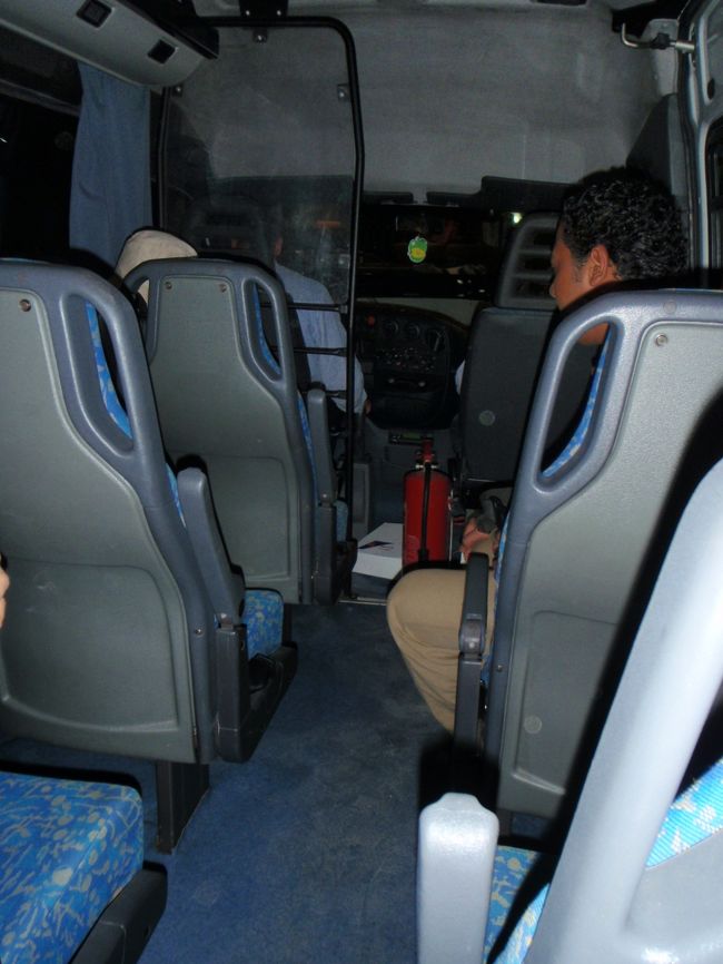 ホテル出発時の車内。<br />ただいまの時刻２：２７・・・。<br />