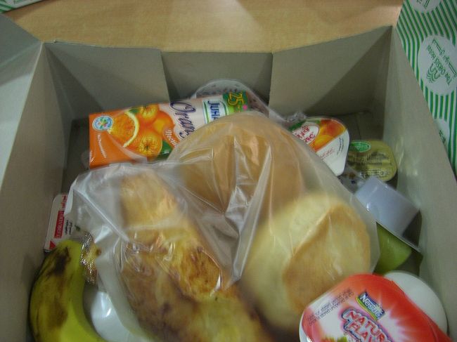 ホテルでもらった朝食セットを空港で食す<br />パン４個<br />バター<br />ジャム<br />オレンジジュース<br />ヨーグルト<br />バナナ<br /><br />あ、味気ないっす。