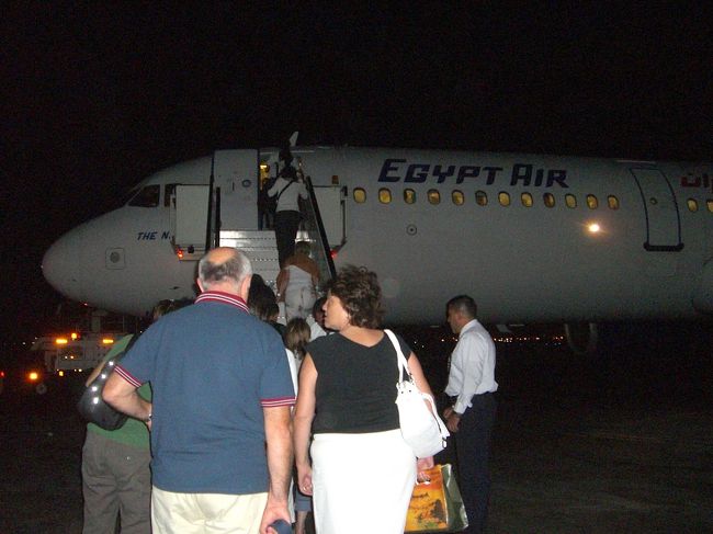 国内線は、いたってシンプルな感じ。<br />ゲートから先は、すべてバス移動。<br /><br />そういえば、空港で出会った似たようなツアーがいて、ガイドが日本人だった。<br />エジプトに３年半住んでるそうだ。<br />しゃべると常に眉毛が動いて、楽しそうな雰囲気の人だった。