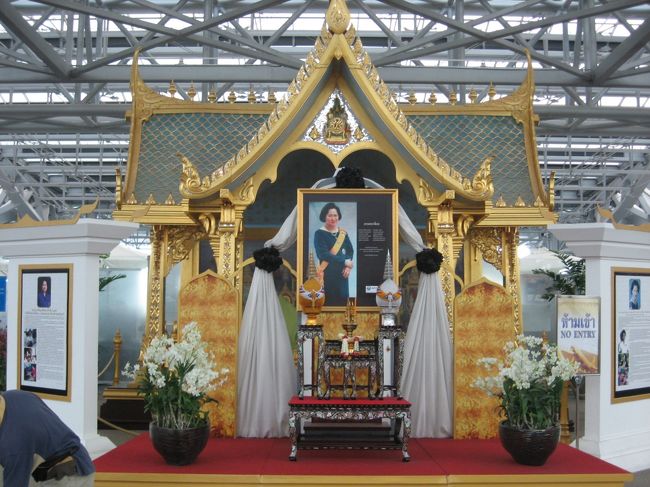 出国審査を終えて出発ゲートへ。イミグレを抜けるといきなりこんなものが。さすが、すでに民主化されたとはいえ王の影響が強いタイです。