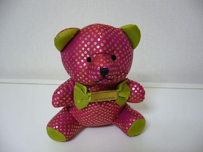 空港内のジム・トンプソンのお店で買いました。ジム・トンプソンといえば象ですが、クマも売っていてびっくりしました。