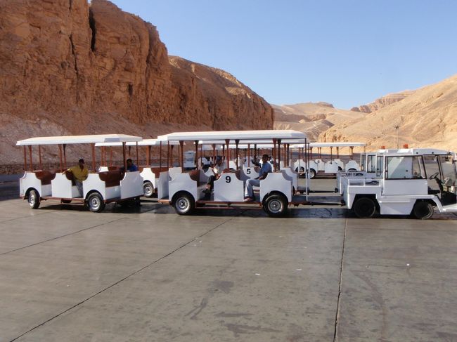 入り口の建物を出ると、車の列車。<br />墓穴があるばしょまではまだ距離があるので、そこまではこの乗り物を利用する。