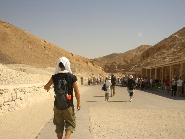 最後の１個は、どこだか忘れた。<br />このころは、もうぐだぐだ。<br /><br />考古学者でも、歴史家でもないし、エジプトのガイドブックを見た程度の予習しかしてないボクには、王家の谷に行って、どこかの墓に入ったという事実さえあれば十分。<br />墓穴入っても、ほぼ素通り、立ち止まらない。<br />写真撮れないし、壁画なんて、どうせすぐ忘れちゃうに決まっている。<br /><br />それでも、王家の谷が今回の全スポットの中で、一番辛かったかなー。<br />