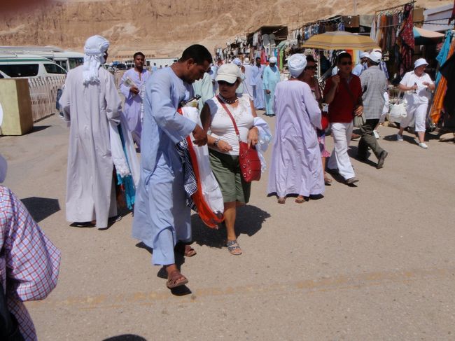 ハトシェプスト女王葬祭殿の前<br /><br />各遺跡スポットの入り口や出口には、必ず土産物屋が軒を連ねている。<br />それだけならいいんだけど、皆しつこいぐらいよって来る。<br />ちょっと答えたり目が合うと、ほんとシツコイ。<br /><br />