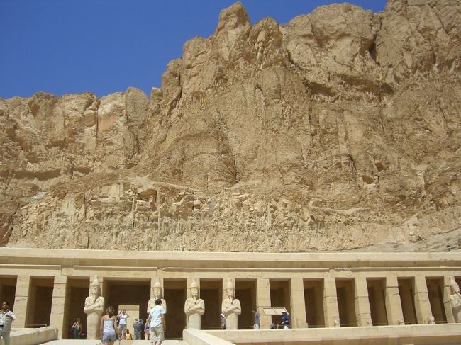 切り立った断崖、空が青い。