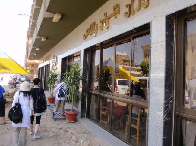 なんとか午前の部を終了してランチ<br /><br />