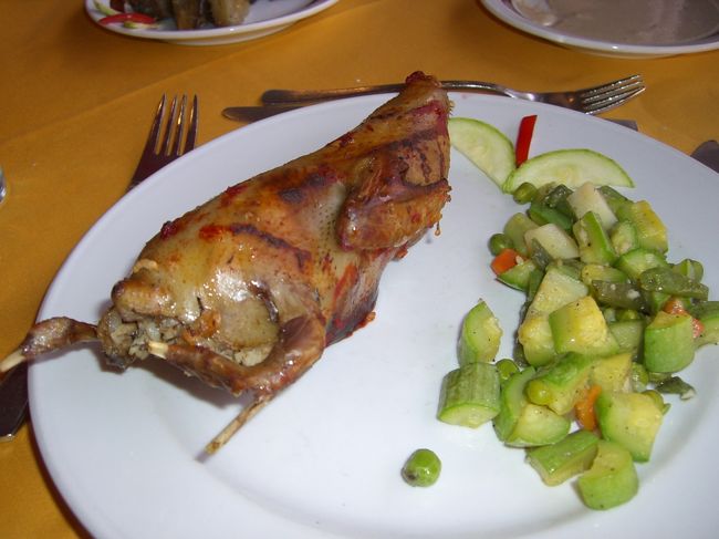 今日のランチは、鳩料理。<br /><br />ハト微妙と思っていたけど。まー微妙。<br />この料理は、中にご飯が詰まってまして、ハトを楽しめるのは、外側のほぼ皮一部肉の部分だけ。<br /><br />で、その肉は、脂身が無いし、決して旨くはないよ。<br />やっぱ、鶏の方が旨いさ。<br />