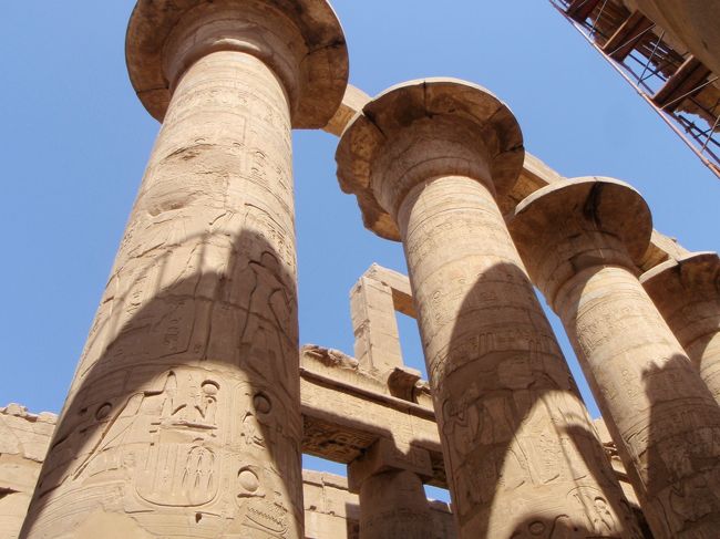 ガイドのソライマンが、一応説明してくれるんだけど、この頃になると、ラマダンの影響が増大。<br /><br />そりゃーそうだ。<br />日の出から１滴の水も、食べ物も口にしていない。<br />言葉が詰まり、喉をさすりながら、死にそうな顔で、言葉を搾り出そうとする。<br />倒れるんじゃないかと心配で、質問もしづらい・・・。<br />まー、俺達にいろいろ説明しても、馬の耳に念仏だと思うし。。。